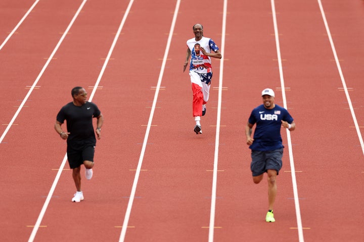 Wallace Spearmon, Snoop Dogg und Otto Boldon laufen am Sonntag, dem dritten Tag der Leichtathletik-Mannschaftsprüfungen der US-Olympiamannschaften, auf der Strecke im Hayward Field in Eugene, Oregon.