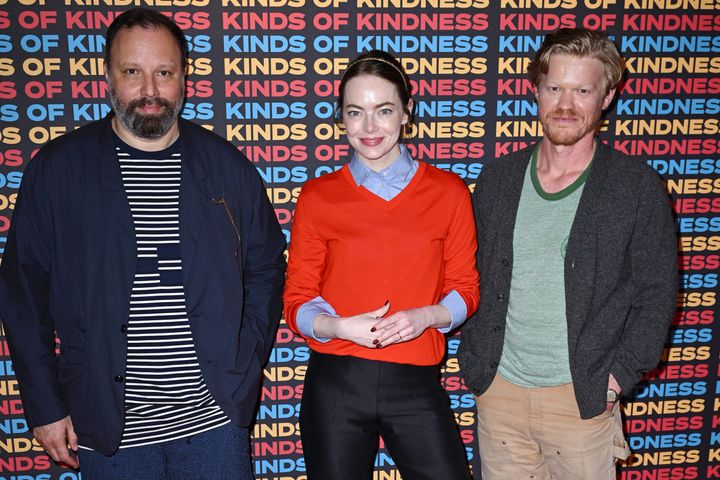 Γιώργος Λάνθιμος, Έμμα Στόουν, Τζέσι Πλέμονς σε προβολή της ταινίας «Kinds of Kindness», 24 Ιουνίου 2024, Λονδίνο. (Photo by Gareth Cattermole/Getty Images)