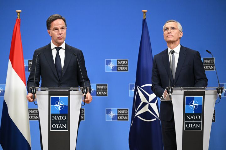 ΝΑΤΟ: Ο νέος γενικός γραμματέας της Συμμαχίας, Μαρκ Ρούτε (αριστερά) με τον απερχόμενο Γενς Στόλτενμπεργκ.