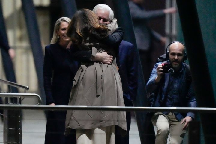 Ο ιδρυτής του WikiLeaks Τζούλιαν Ασάνζ αγκαλιάζει τη σύζυγό του Στέλλα μετά την προσγείωσή του στην αεροπορική βάση Fairbairn της RAAF στην Καμπέρα της Αυστραλίας, Τετάρτη 26 Ιουνίου 2024. Ο Ασάνζ επέστρεψε στην πατρίδα του, την Αυστραλία, με αεροσκάφος τσάρτερ, λίγες ώρες αφότου δήλωσε ένοχος για την απόκτηση και δημοσίευση στρατιωτικών μυστικών των ΗΠΑ, σε μια συμφωνία με τους εισαγγελείς του υπουργείου Δικαιοσύνης που ολοκληρώνει μια μακρά νομική ιστορία (AP Photo/Rick Rycroft).