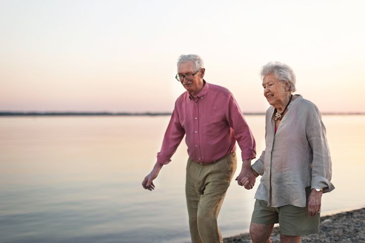 Ζευγάρι ηλικιωμένων απολαμβάνει τη βόλτα του εν μέσω καλοκαιριού.
