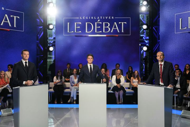 Από αριστερά, ο πρόεδρος του γαλλικού ακροδεξιού κόμματος Rassemblement National (Εθνικός Συναγερμός) Jordan Bardella, ο Γάλλος πρωθυπουργός Gabriel Attal και το μέλος του ακροαριστερού κόμματος La France Insoumise ( Aνυπότακτη Γαλλία) Manuel Bompard ποζάρουν πριν από το ντιμπέιτ που μεταδόθηκε από το γαλλικό τηλεοπτικό κανάλι TF1, στην Boulogne-Billancourt, έξω από το Παρίσι, Τρίτη 25 Ιουνίου 2024. Οι βουλευτικές εκλογές δύο γύρων θα διεξαχθούν στις 30 Ιουνίου και στις 7 Ιουλίου (Dimitar Dilkoff, Pool via AP).