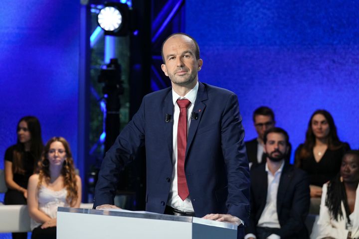 Το μέλος του ακροαριστερού κόμματος La France Insoumise (Aνυπότακτη Γαλλία) Manuel Bompard ποζάρει πριν από μια συζήτηση που μεταδόθηκε από το γαλλικό τηλεοπτικό κανάλι TF1, στην Boulogne-Billancourt, έξω από το Παρίσι, Τρίτη 25 Ιουνίου 2024. Οι βουλευτικές εκλογές δύο γύρων θα διεξαχθούν στις 30 Ιουνίου και στις 7 Ιουλίου (Dimitar Dilkoff, Pool via AP).