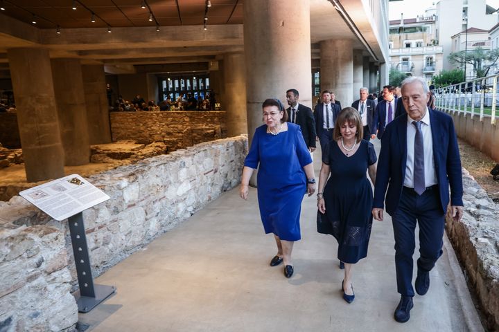 Η Πρόεδρος της Δημοκρατίας Κατερίνα Σακελλαροπούλου με την υπουργό Πολιτισμού Λίνα Μενδώνη και τον γενικό διευθυντή του Μουσείου Ακρόπολης, καθηγητή Νίκο Σταμπολίδη στο Μουσείο της Ανασκαφής.