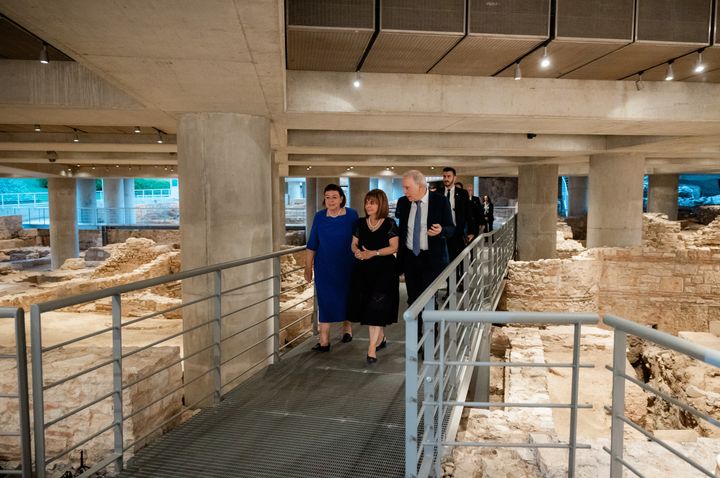 Η ΠτΔ με την υπουργό Πολιτισμού και τον γενικό διευθυντή του Μουσείου Ακρόπολης. 