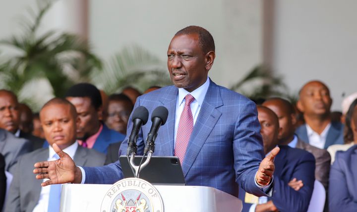 Ο πρόεδρος της Κένυας William Ruto απευθύνει ομιλία στο Κρατικό Μέγαρο στο Ναϊρόμπι της Κένυας την Τετάρτη 26 Ιουνίου 2024. Ο πρόεδρος της Κένυας Ουίλιαμ Ρούτο δήλωσε ότι δεν θα υπογράψει σε νόμο ένα νομοσχέδιο για τα δημοσιονομικά που προτείνει νέους φόρους, μία ημέρα μετά την εισβολή διαδηλωτών στο κοινοβούλιο και τον θάνατο αρκετών ανθρώπων από πυροβολισμούς. (AP Photo/Patrick Ngugi)