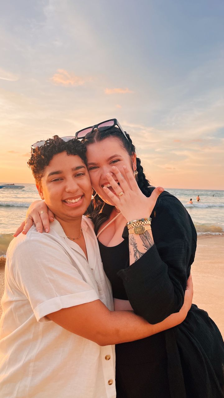 Taryn (links) und die Autorin (rechts) kurz nach ihrer Verlobung an einem Strand in Phuket bei Sonnenuntergang.