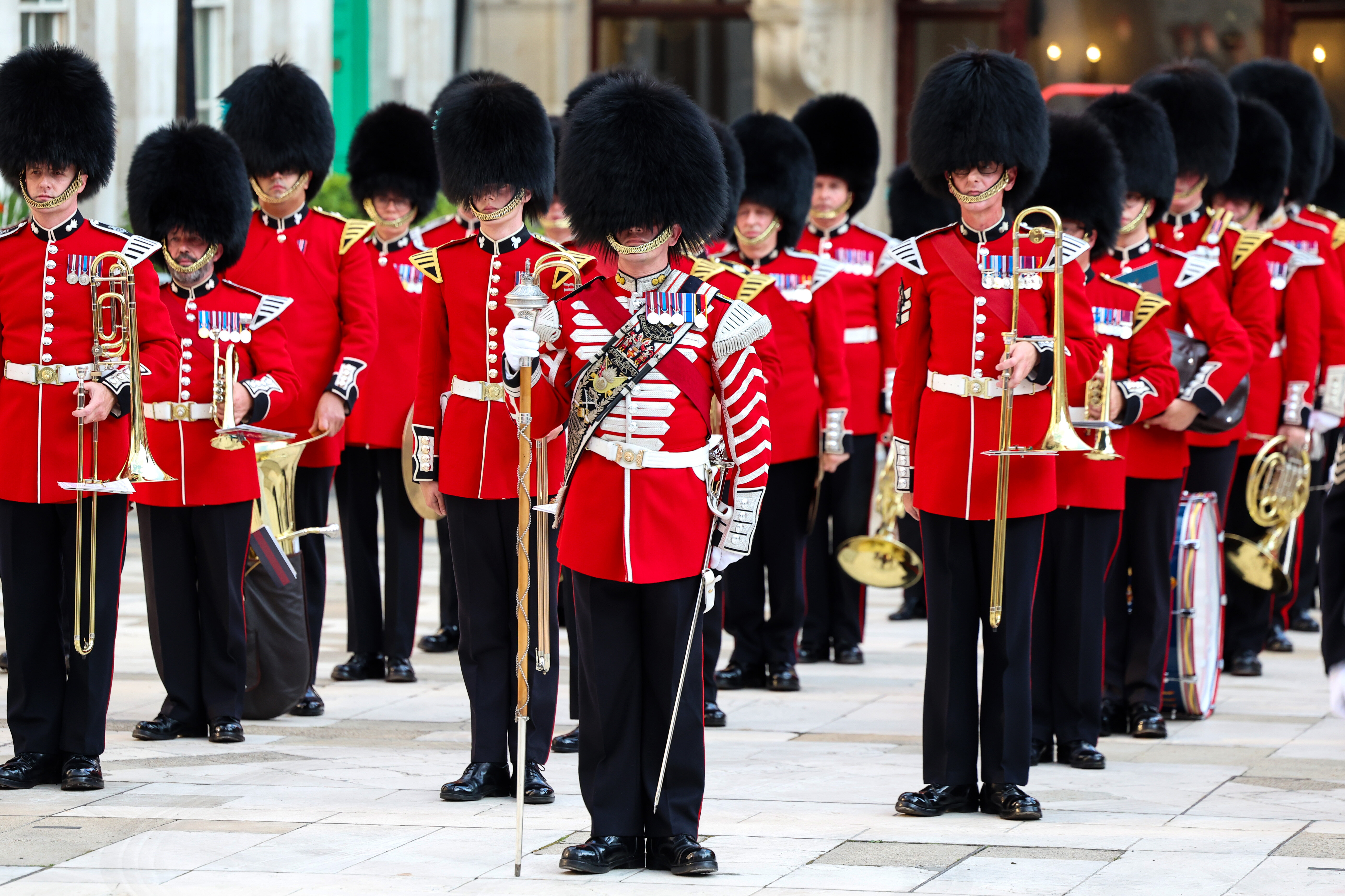 英国近衛軍楽隊が日本の“あの人気曲”をバッキンガム宮殿で生演奏。彼らが本気出したら、やっぱ最高だった【動画】 | ハフポスト NEWS