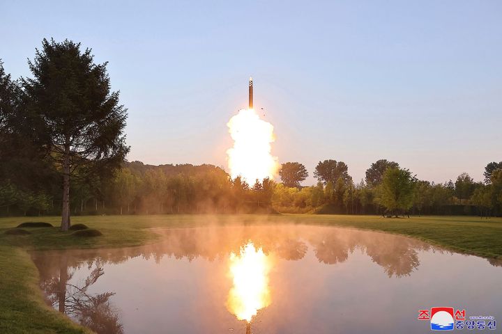 Η Βόρεια Κορέα εκτόξευσε με επιτυχία την Τετάρτη, 26 Ιουνίου, πύραυλο με πολλαπλές κεφαλές σύμφωνα με το πρακτορείο ειδήσεων KCNA.