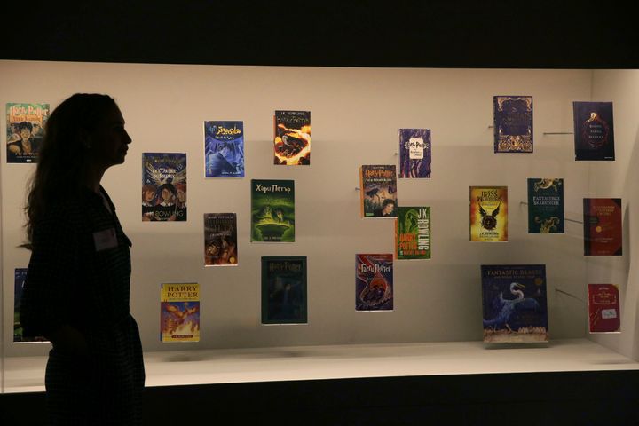 άποψη της έκθεσης «Harry Potter - A History of Magic», που διοργανώθηκε το 2017 στη Βρετανική Βιβλιοθήκη του Λονδίνου. (AP Photo/Tim Ireland, File)