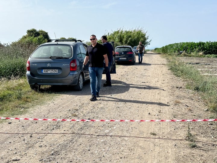 Τα στελέχη της Υποδιεύθυνσης Ασφάλειας Πύργου μεταξύ Λεχαινών και Αρετής στη θέση Καταρράχι, όπου βρήκαν το άψυχο κορμί της 11χρονης, την Δευτέρα, 10 Ιουνίου.