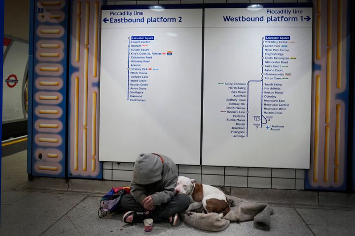Άστεγος με το σκύλο του στο μετρό του Λονδίνου.