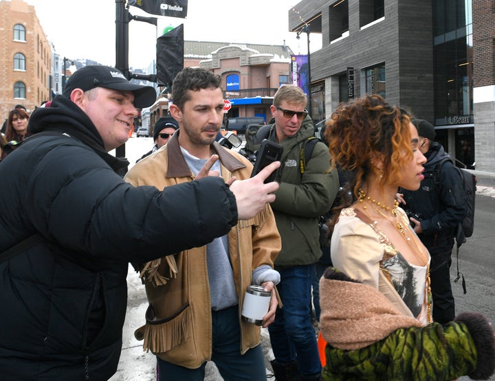 Schauspielerin Shia LaBeouf (Mitte links) und Sängerin FKA Twigs (rechts) in Park City, Utah, im Jahr 2019.