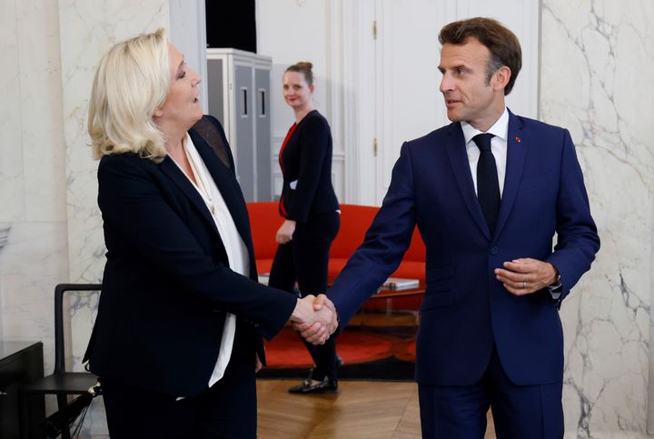 Ο Γάλλος πρόεδρος Εμανουέλ Μακρόν, δεξιά, συναντά την ηγέτιδα της γαλλικής ακροδεξιάς Rassemblement National (RN) και βουλευτή Μαρίν Λεπέν στο Μέγαρο των Ηλυσίων στο Παρίσι, Γαλλία, Τρίτη 21 Ιουνίου 2022.