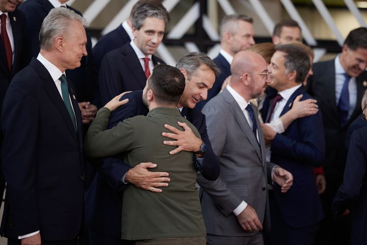Ο πρωθυπουργός Κυριάκος Μητσοτάκης αγκαλιάζει τον Ζελένσκι στη Σύνοδο Κορυφής των Ευρωπαίων Ηγετών για τη συνεδρίαση του Ευρωπαϊκού Συμβουλίου στις Βρυξέλλες. Πέμπτη 27 Ιουνίου 202