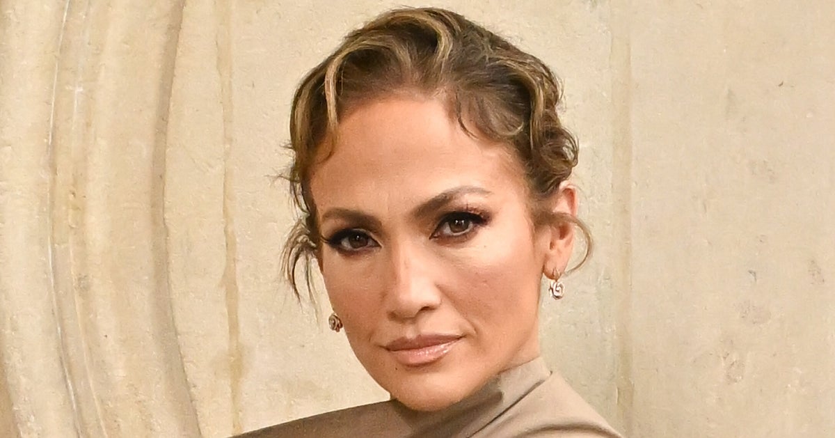 Jennifer Lopez Earns Praise For Flying Commercial Like The Rest Of Us