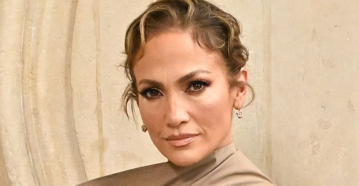Jennifer Lopez Earns Praise For Flying Commercial Like The Rest Of Us