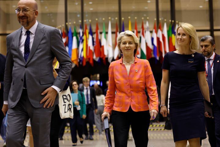 O πρόεδρος του Ευρωπαϊκού Συμβουλίου Σαρλ Μισέλ μαζί με την φον ντερ Λάιεν και την Κάλας μετά το πέρας της Συνόδου Κορυφής.