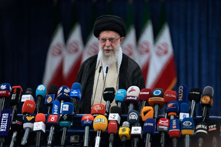 Ο ανώτατος ηγέτης του Ιράν, Αλί Χαμενεΐ, μιλά αφού έριξε την ψήφο του