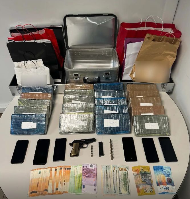 Εξαρθρώθηκε συμμορία εμπόρων ναρκωτικών στη Θεσσαλονίκη - Κατασχέθηκαν πάνω από 21 κιλά κοκαΐνης.