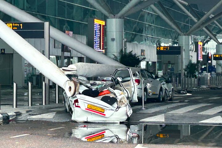 Παρκαρισμένα οχήματα υφίστανται ζημιές από την κατάρρευση του στεγάστρου του τερματικού σταθμού αναχωρήσεων στο Διεθνές Αεροδρόμιο Indira Gandhi στο Νέο Δελχί μετά από έντονες βροχοπτώσεις πριν από τους μουσώνες στο Νέο Δελχί της Ινδίας, Παρασκευή 28 Ιουνίου 2024. (AP Photo)