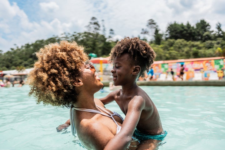 Schwimmen ist aus vielen Gründen von Vorteil. Treffen Sie daher die notwendigen Vorsichtsmaßnahmen und springen Sie dann hinein.