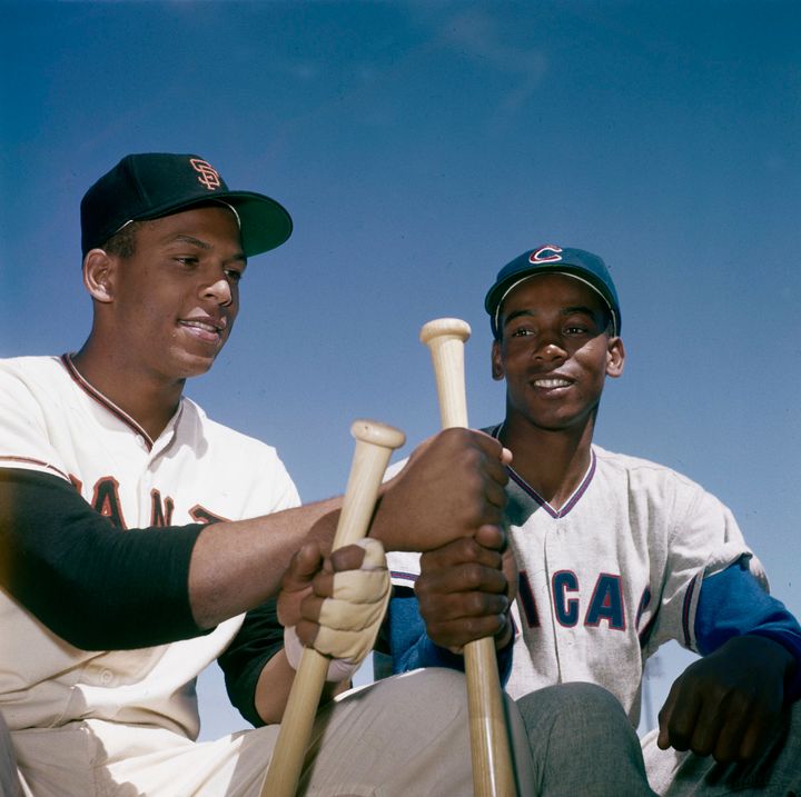 1959 年 3 月，旧金山巨人队的奥兰多·塞佩达（左）和芝加哥小熊队的厄尼·班克斯交换球棒。具体日期和地点不详。（美联社照片）