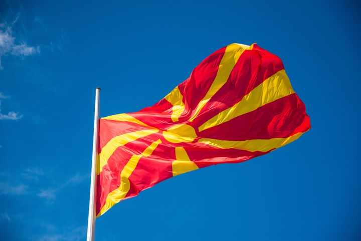 Η σημαία της Βόρειας Μακεδονίας στα Σκόπια