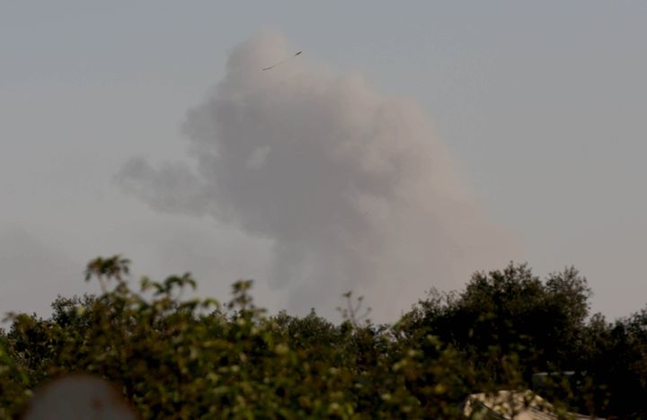 Καπνοί μετά από βομβαρδισμό στη Ράφα την Παρασκευή