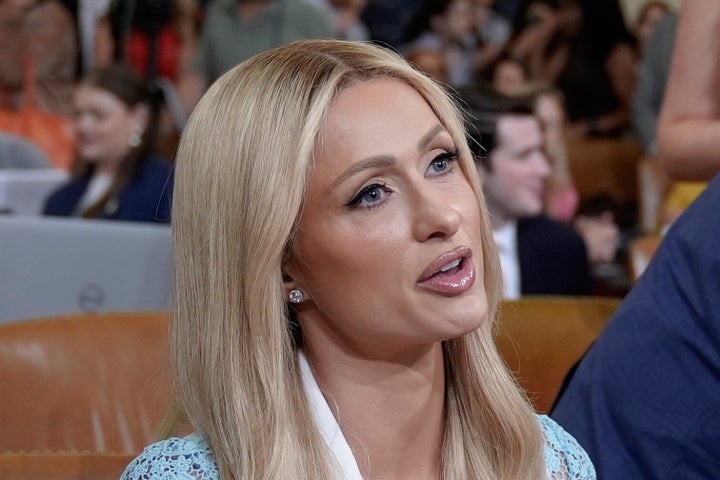 Paris Hilton testemunha durante uma audiência do comitê da Câmara no Capitólio na quarta-feira, 26 de junho de 2024, em Washington.