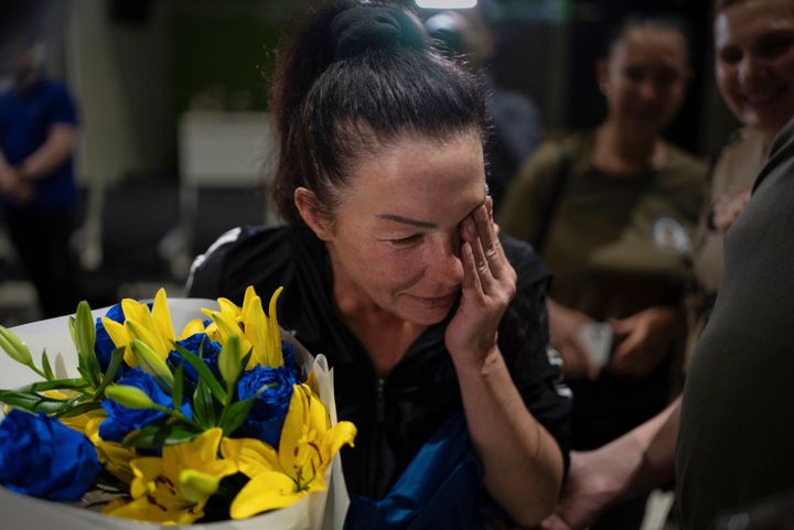 Η Olena Pekh, ερευνήτρια στο Μουσείο Τέχνης Horlivka, κλαίει ενώ μιλάει με την κόρη της μέσω βιντεοσήματος στο αεροδρόμιο του Κιέβου, Ουκρανία, Σάββατο 29 Ιουνίου 2024. Δέκα Ουκρανοί που κρατούνταν αιχμάλωτοι επί χρόνια απελευθερώθηκαν από τη ρωσική αιχμαλωσία την Παρασκευή με τη μεσολάβηση του Βατικανού, δήλωσε ο πρόεδρος της Ουκρανίας Βολοντίμιρ Ζελένσκι. (AP Photo/Alex Babenko)