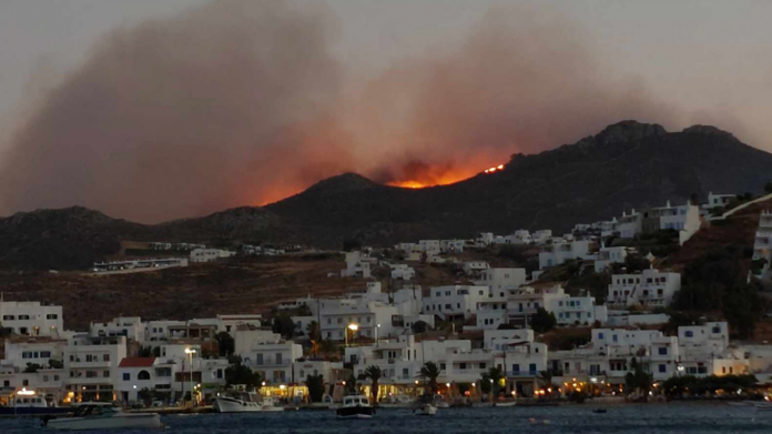 Φλέγεται η Σέριφος – Εκκενώθηκαν οκτώ οικισμοί