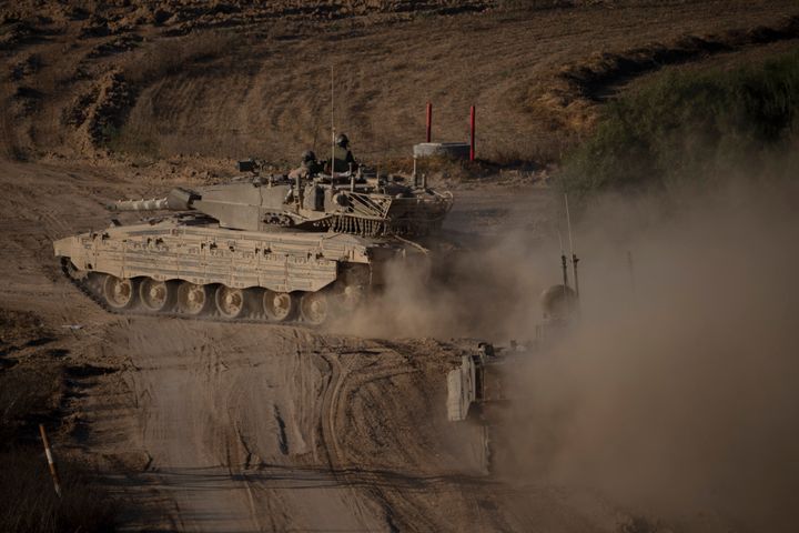 Ισραηλινοί στρατιώτες σε άρμα μάχης κοντά στα σύνορα Ισραήλ- Γάζας