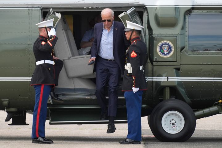 O Αμερικανός πρόεδρος ενώ αποβιβάζεται από το Marine One στο αεροδρόμιο του Ανατολικού Χάμπτον το Σάββατο, 29 Ιουνίου 2024