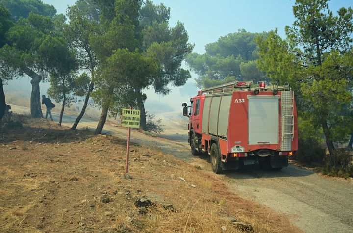 Πυροσβεστικό όχημα στην Πλάκα Κερατέας, όπου εκδηλώθηκε πυρκαγιά την Κυριακή 30 Ιουνίου