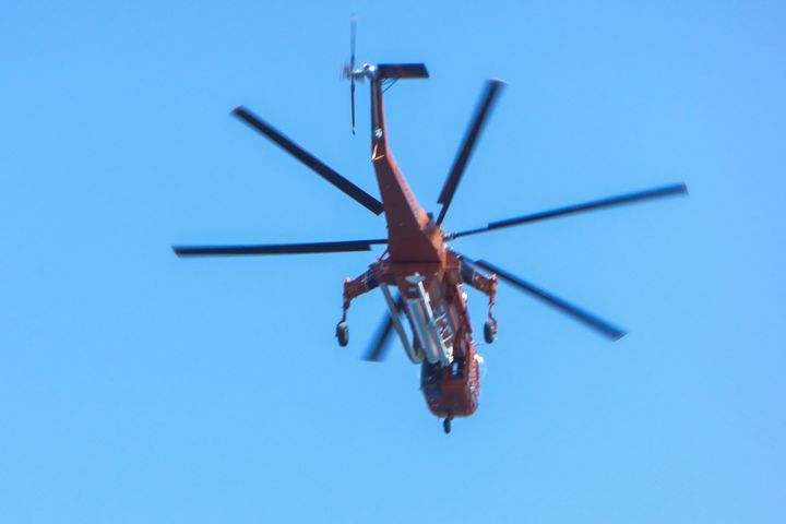 Ελικόπτερο επιχειρεί για την κατάσβεση της φωτιάς