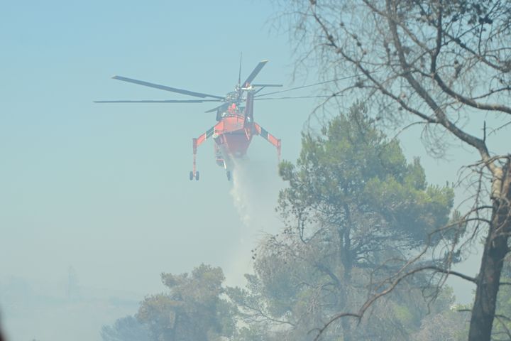 Ελικόπτερο επιχειρεί για την κατάσβεση της πυρκαγιάς στην Πλάκα Κερατέας, Κυριακή 30 Ιουνίου 2024