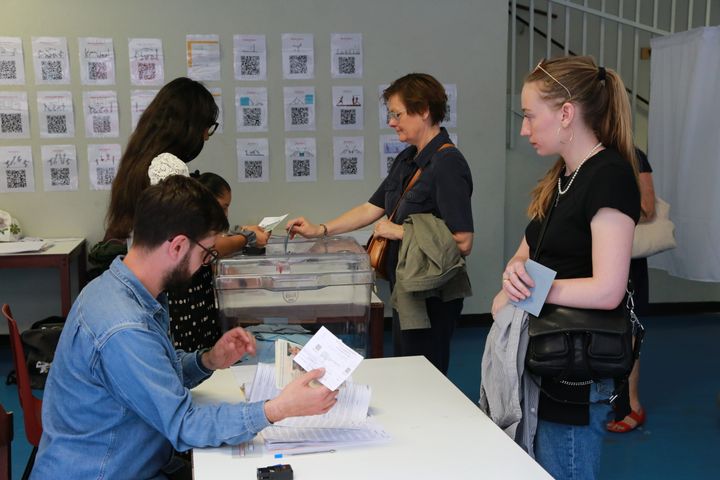 ΠΑΡΙΣΙ, ΓΑΛΛΙΑ - 30 ΙΟΥΝΙΟΥ: Ψηφοφόρος ψηφίζει σε εκλογικό κέντρο κατά τη διάρκεια του πρώτου γύρου των βουλευτικών εκλογών στις 30 Ιουνίου 2024 στο Παρίσι, Γαλλία. Σήμερα είναι ο πρώτος γύρος των βουλευτικών εκλογών, ενώ η δεύτερη ψηφοφορία θα διεξαχθεί στις 7 Ιουλίου. Οι πρόωρες εκλογές προκηρύχθηκαν από τον πρόεδρο Μακρόν ως απάντηση στην ήττα του κόμματός του στις ευρωεκλογές νωρίτερα αυτό το μήνα. (Φωτογραφία: Owen Franken - Corbis/Getty Images)