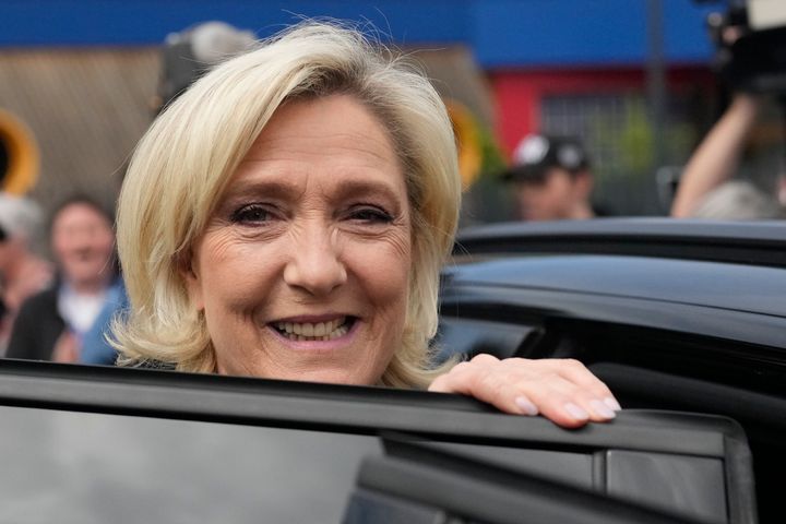 Η ηγέτιδα της γαλλικής ακροδεξιάς Μαρίν Λεπέν αποχωρεί μετά την ψηφοφορία στον πρώτο γύρο των βουλευτικών εκλογών, Κυριακή 30 Ιουνίου 2024, στο Henin-Beaumont της βόρειας Γαλλίας. Η Γαλλία διεξάγει τον πρώτο γύρο των πρόωρων βουλευτικών εκλογών που θα μπορούσαν να φέρουν την πρώτη ακροδεξιά κυβέρνηση της χώρας μετά τη ναζιστική κατοχή κατά τη διάρκεια του Β' Παγκοσμίου Πολέμου. Ο δεύτερος γύρος είναι στις 7 Ιουλίου και το αποτέλεσμα της ψηφοφορίας παραμένει εξαιρετικά αβέβαιο. (AP Photo/Thibault Camus)