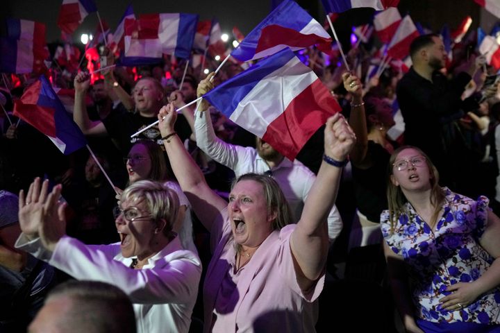 Υποστηρικτές της ακροδεξιάς πανηγυρίζουν μετά τη δημοσίευση των exit polls (με βάση την πραγματική καταμέτρηση ψήφων σε επιλεγμένες εκλογικές περιφέρειες), Κυριακή, 30 Ιουνίου 2024 στο Henin-Beaumont, στη βόρεια Γαλλία. Οι Γάλλοι ψηφοφόροι ώθησαν την ακροδεξιά Εθνική Συσπείρωση σε ισχυρό προβάδισμα στις βουλευτικές εκλογές του πρώτου γύρου και βύθισαν τη χώρα σε πολιτική αβεβαιότητα.(AP Photo/Thibault Camus)