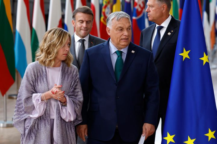 Συμβούλιο της Ευρώπης - Πίσω ο Γάλλος πρόεδρος Εμμανουέλ Μακρόν. Αριστερά η πρωθυπουργός της Ιταλία Τζόρτζια Μελόνι και δεξιά ο Ούγγρος πρωθυπουργός Βίκτορ Ορμπάν.