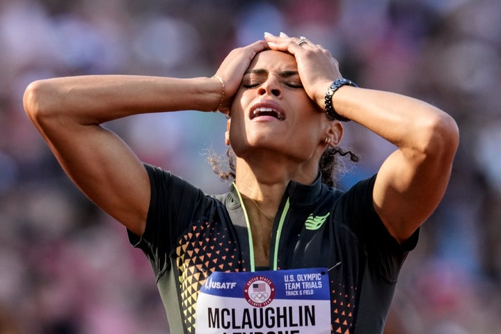 Sydney McLaughlin-Levrone reagiert auf ihren Goldmedaillengewinn im 400-Meter-Hürdenlauf der Frauen während der US Olympic Trials.