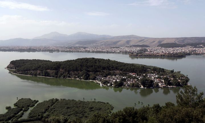 Παρασκευή, 22 Αυγούστου 2014, αεροφωτογραφία δείχνει μια άποψη της λίμνης Παμβώτιδας, με το νησί της λίμνης και την πόλη των Ιωαννίνων, στη βορειοδυτική Ελλάδα. (AP Photo/Thanassis Stavrakis)