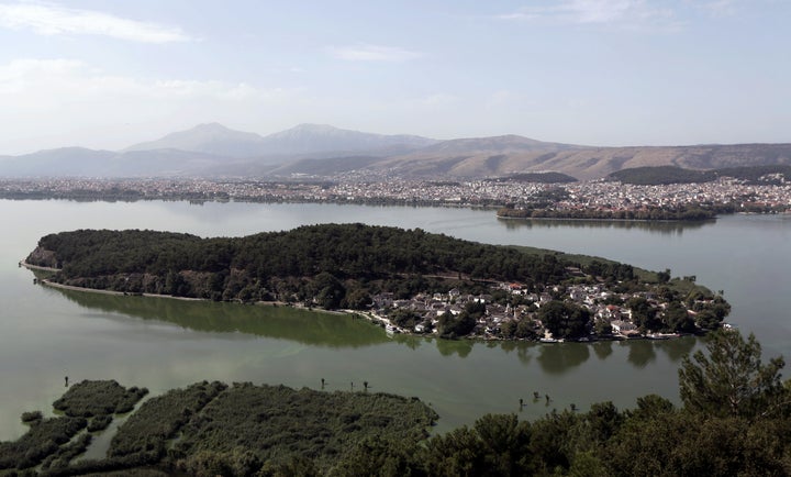 Παρασκευή, 22 Αυγούστου 2014, αεροφωτογραφία δείχνει μια άποψη της λίμνης Παμβώτιδας, με το νησί της λίμνης και την πόλη των Ιωαννίνων, στη βορειοδυτική Ελλάδα. (AP Photo/Thanassis Stavrakis)