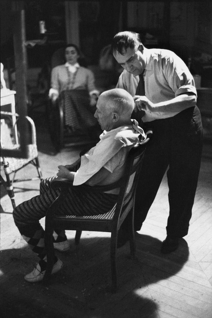 Ο Εουχένιο Άριας με τον Πάμπλο Πικάσο στο κουρείο La Californie, και την Ζακλίν Ροκ (1957) στο φόντο.