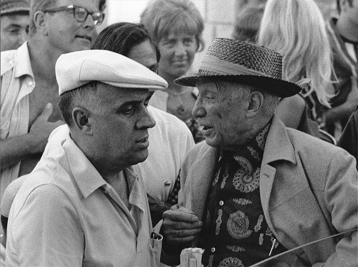 Ο Εουχένιο Άριας με τον Πάμπλο Πικάσο, έξω από αρένα ταυρομαχιών (Φρέγιους, 7 Αυγούστου 1966).
