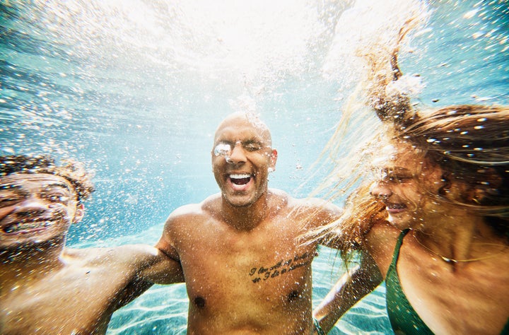 Wenn Sie Kontaktlinsen tragen, sollten Sie beim Schwimmen vorsichtig sein.