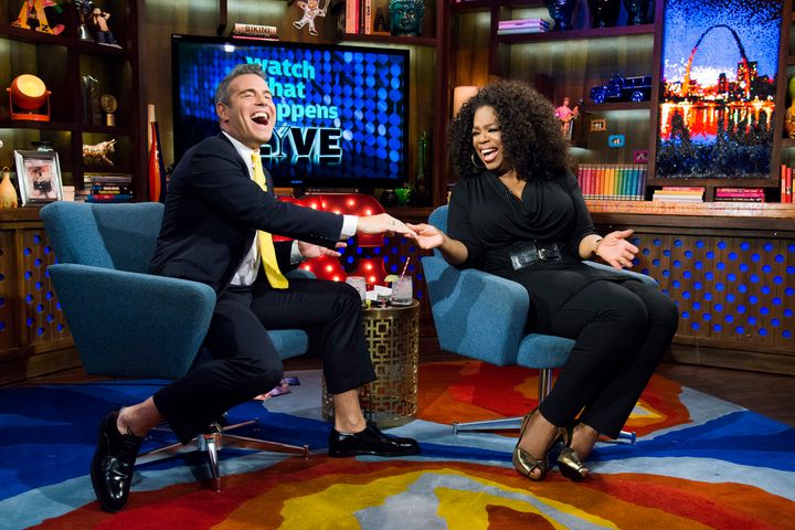 Andy Cohen dan Oprah Winfrey berfoto bersama "Tonton Apa yang Terjadi Secara Langsung." 