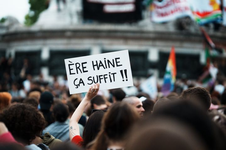 Πλακάτ κατά της ακροδεξιάς σε αντιρατσιστική συγκέντρωση - Παρίσι, 30 Ιουνίου 2024