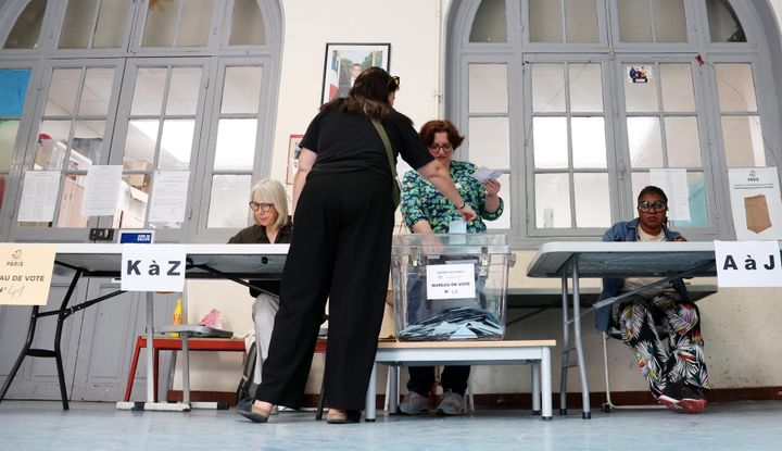 Γαλλίδα πολίτης καταθέτει την ψήφο της στην κάλπη - Παρίσι, 30 Ιουνίου 2024